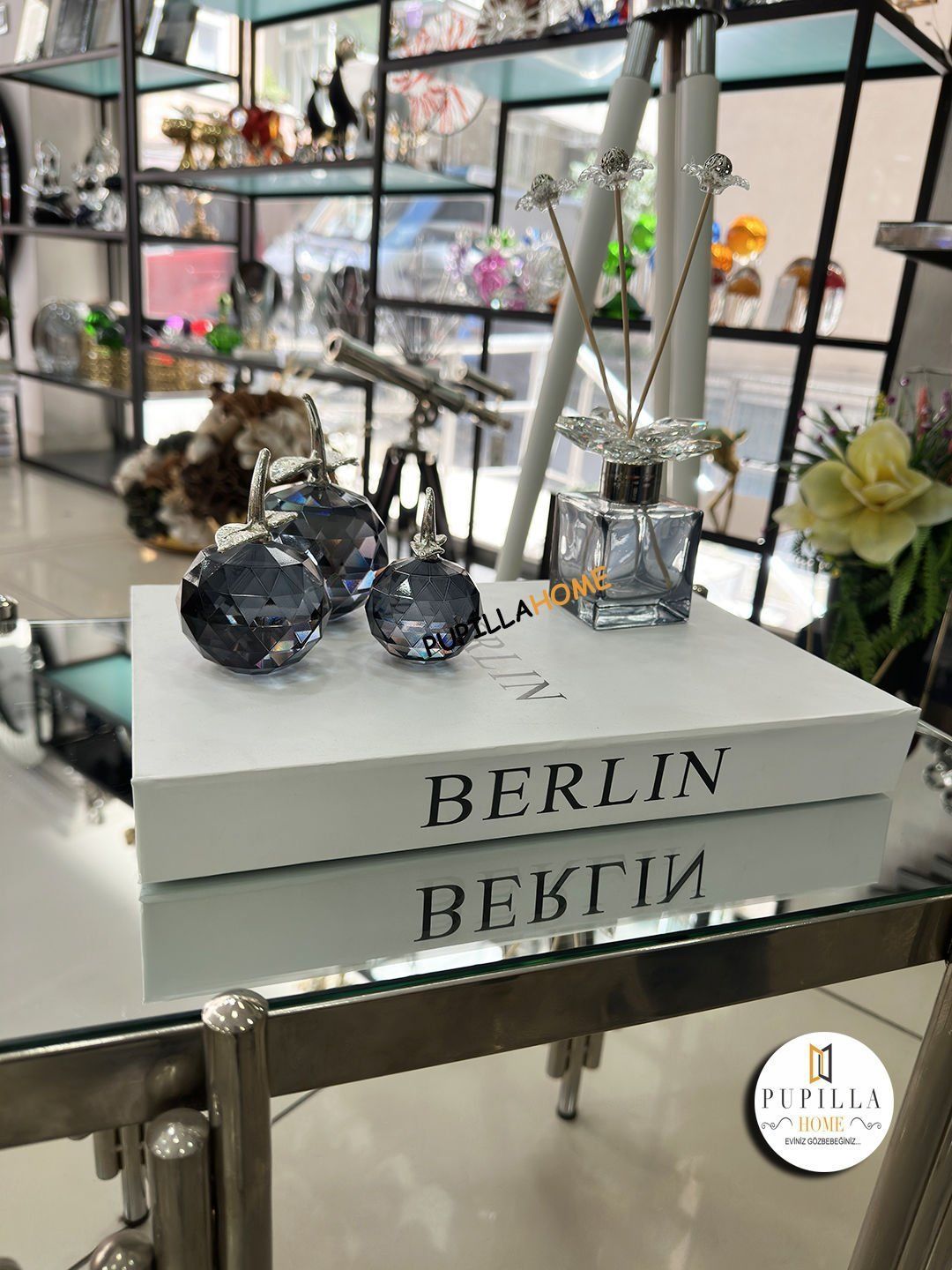 Siyah Parfüm Şişesi ve Elma