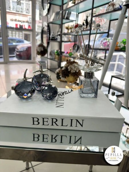 Siyah Parfüm Şişesi ve Elma