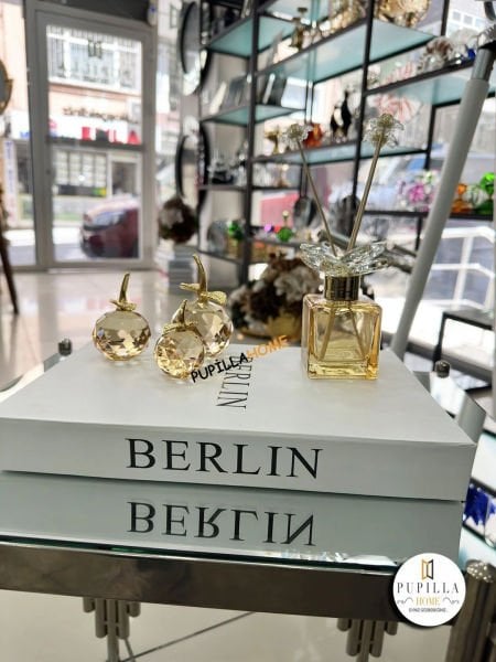 Gold Parfüm Şişesi ve Elma