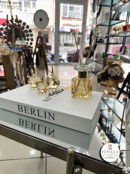 Gold Parfüm Şişesi ve Elma