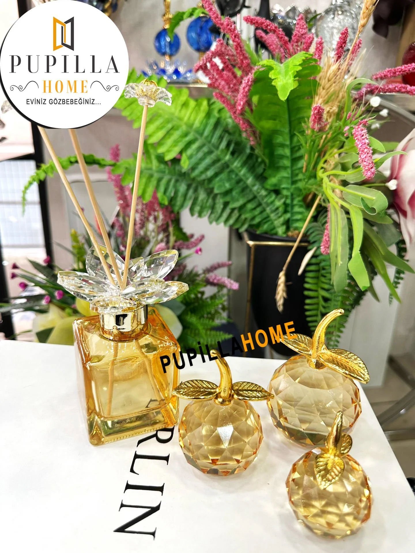 Gold Parfüm Şişesi ve Elma