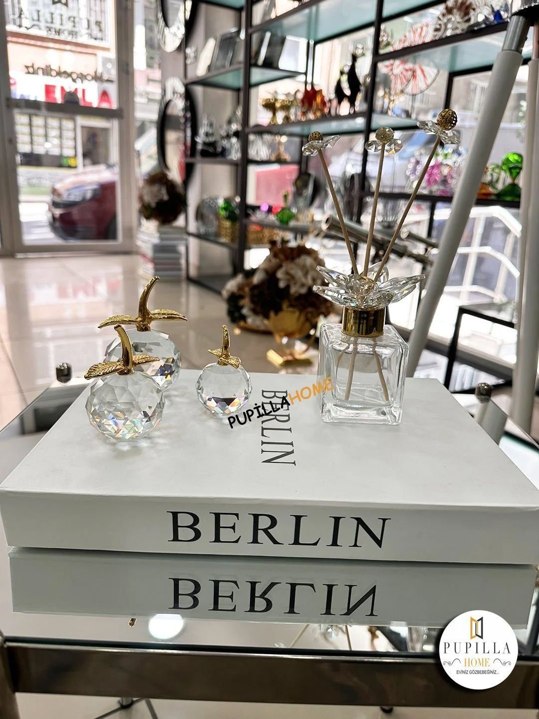 Şeffaf Parfüm Şişesi ve Elma