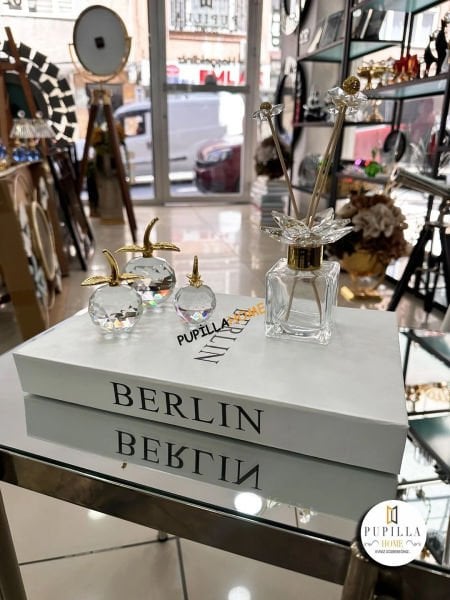 Şeffaf Parfüm Şişesi ve Elma