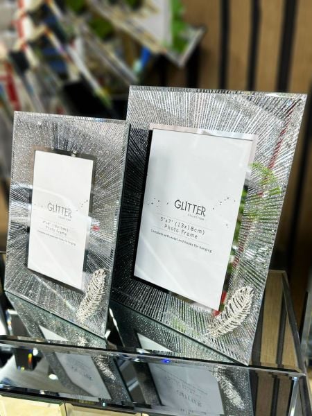 CAM AYNALI TÜYLÜ GÜMÜŞ SİMLİ 2'Lİ RESİM ÇERÇEVESİ